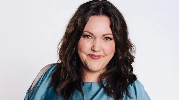 Sarah Victoria Schalow lächelt in die Kamera. - Foto: RTL/ Julia Feldhagen