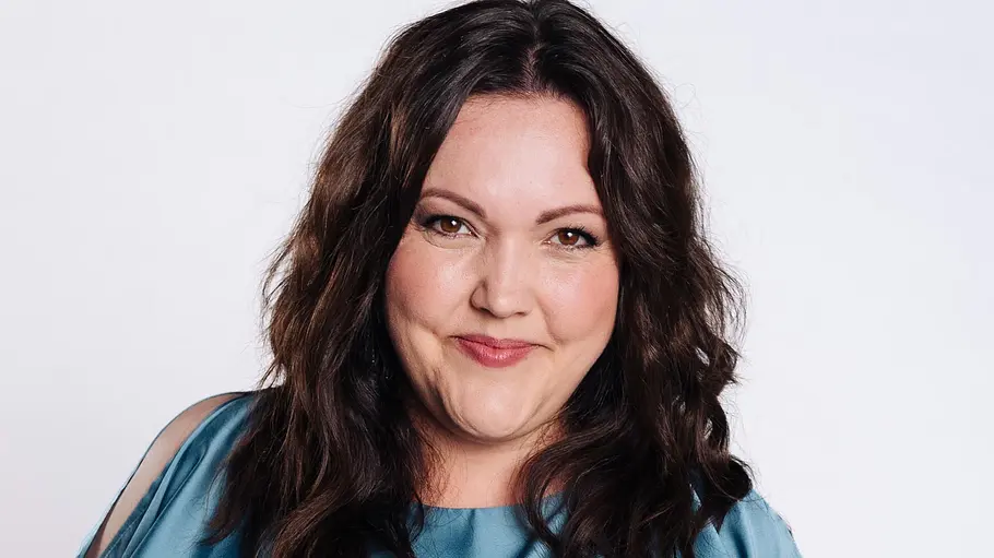 Sarah Victoria Schalow lächelt in die Kamera.