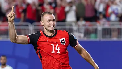 Sasa Kalajdzic erhebt den Zeigefinder und brachte die ÖFB-Elf gegen Algerien mit einem Last-Minute-Tor weiter. - Foto: IMAGO / GEPA pictures
