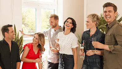Die „Sat.1-Frühstücksfernsehen“-Moderatoren Matthias Killing; Alina Merkau; Daniel Boschmann; Marlene Lufen; Karen Heinrichs; Christian Wackert. - Foto: © SAT.1 Die „Sat.1-Frühstücksfernsehen“-Moderatoren Matthias Killing; Alina Merkau; Daniel Boschmann; Marlene Lufen; Karen Heinrichs; Christian Wackert. - Foto: © SAT.1