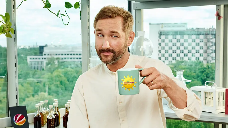 SAT.1 Frühstücksfernsehen; Person: Daniel Boschmann Daniel Boschmann mit “Frühstücksfernsehen“-Tasse im Studio