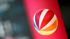 Das bunte Sat.1-Kugellogo vor einem roten Hintergrund. - Foto: IMAGO / Future Image Das bunte Sat.1-Kugellogo vor einem roten Hintergrund. - Foto: IMAGO / Future Image