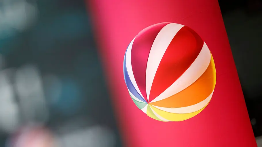 Sat.1-Logo im Senderdesign Das bunte Sat.1-Kugellogo vor einem roten Hintergrund.