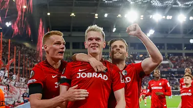 Matthias Ginter, Lucas Höler und Philipp Lienhart jubeln über das 3:0 gegen Celta Vigo - Foto: IMAGO / STEINSIEK.CH
