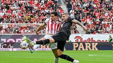 Igor Matanovic und Jeff Chabot im Zweikampf beim Bundesligaspiel zwischen Freiburg und Stuttgart - Foto: IMAGO / Eibner