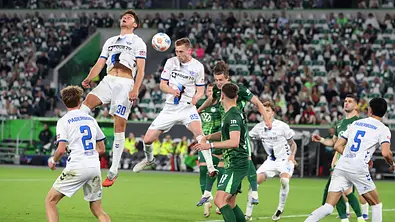 Die Spieler des SC Paderborn im Duell um den Ball mit Wolfsburg. - Foto: IMAGO / Darius Simka
