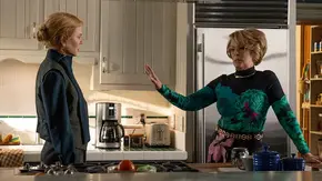 Zwei Frauen stehen sich angespannt in einer Küche gegenüber; eine hebt abwehrend die Hand, während die andere ruhig vor ihr steht. - Foto: Amazon MGM Studios
