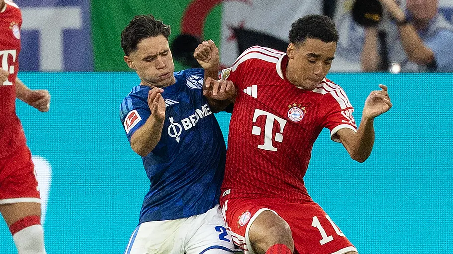 Schalke Bayern Soufiane El-Faouzi (FC Schalke 04) und Jamal Musiala (FC Bayern Muenchen) im Zweikampf