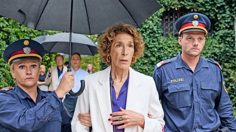 Schauspielerin Adele Neuhauser verkörpert die Unternehmerin Gloria Almeda. Schauspielerin Adele Neuhauser verkörpert die Unternehmerin Gloria Almeda.