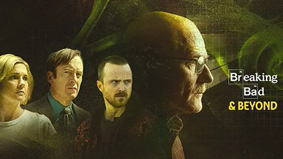 Scheinbar gehört nun selbst „Pluribus“ zum „Breaking Bad“-Universum. Eine Frau und drei Männer sind vor dunklem Hintergrund mit grünen Rauchschwaden und dem Schriftzug „Breaking Bad & Beyond“ zu sehen.