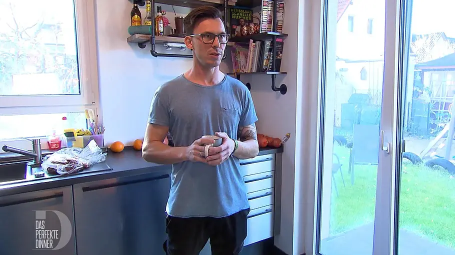 Schockmoment bei „Das perfekte Dinner“ in Potsdam: Kandidat Konrad verletzt sich beim Kochen Kandidat Konrad schaut in die Ferne