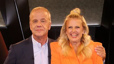 Barbara Schöneberger und Hubertus Meyer-Burckhardt lächeln nebeneinander im Studio der „NDR Talk Show“ - Foto: IMAGO / APress Barbara Schöneberger und Hubertus Meyer-Burckhardt lächeln nebeneinander im Studio der „NDR Talk Show“ - Foto: IMAGO / APress
