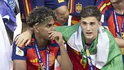 Lamine Yamal und Pedro Gavi hocken vor ihren Kameraden und reden. - Foto: IMAGO / News Licensing Lamine Yamal und Pedro Gavi hocken vor ihren Kameraden und reden. - Foto: IMAGO / News Licensing