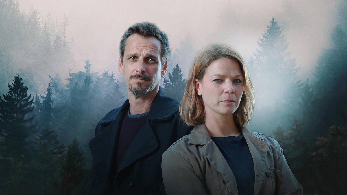 Jessica Schwarz und Max von Thun als Kommissarin Maris Bächle und Kommissar Konrad Diener im düsteren Schwarzwald
