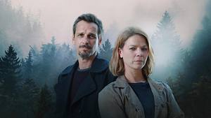 Jessica Schwarz und Max von Thun als Kommissarin Maris Bächle und Kommissar Konrad Diener im düsteren Schwarzwald - Foto: obs/ZDF/Maria Wiesler