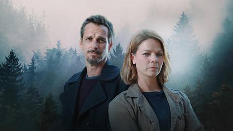 Jessica Schwarz und Max von Thun als Kommissarin Maris Bächle und Kommissar Konrad Diener im düsteren Schwarzwald - Foto: obs/ZDF/Maria Wiesler