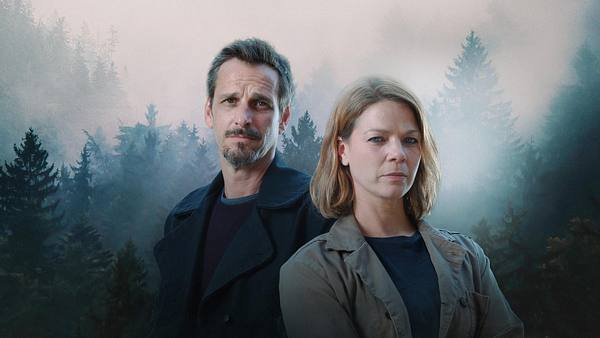 Jessica Schwarz und Max von Thun als Kommissarin Maris Bächle und Kommissar Konrad Diener im düsteren Schwarzwald - Foto: obs/ZDF/Maria Wiesler
