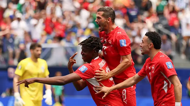 Johann Manzambi und die Spieler der Schweizer Nationalmannschaft freuen sich über ein Tor - Foto: IMAGO / Xinhua