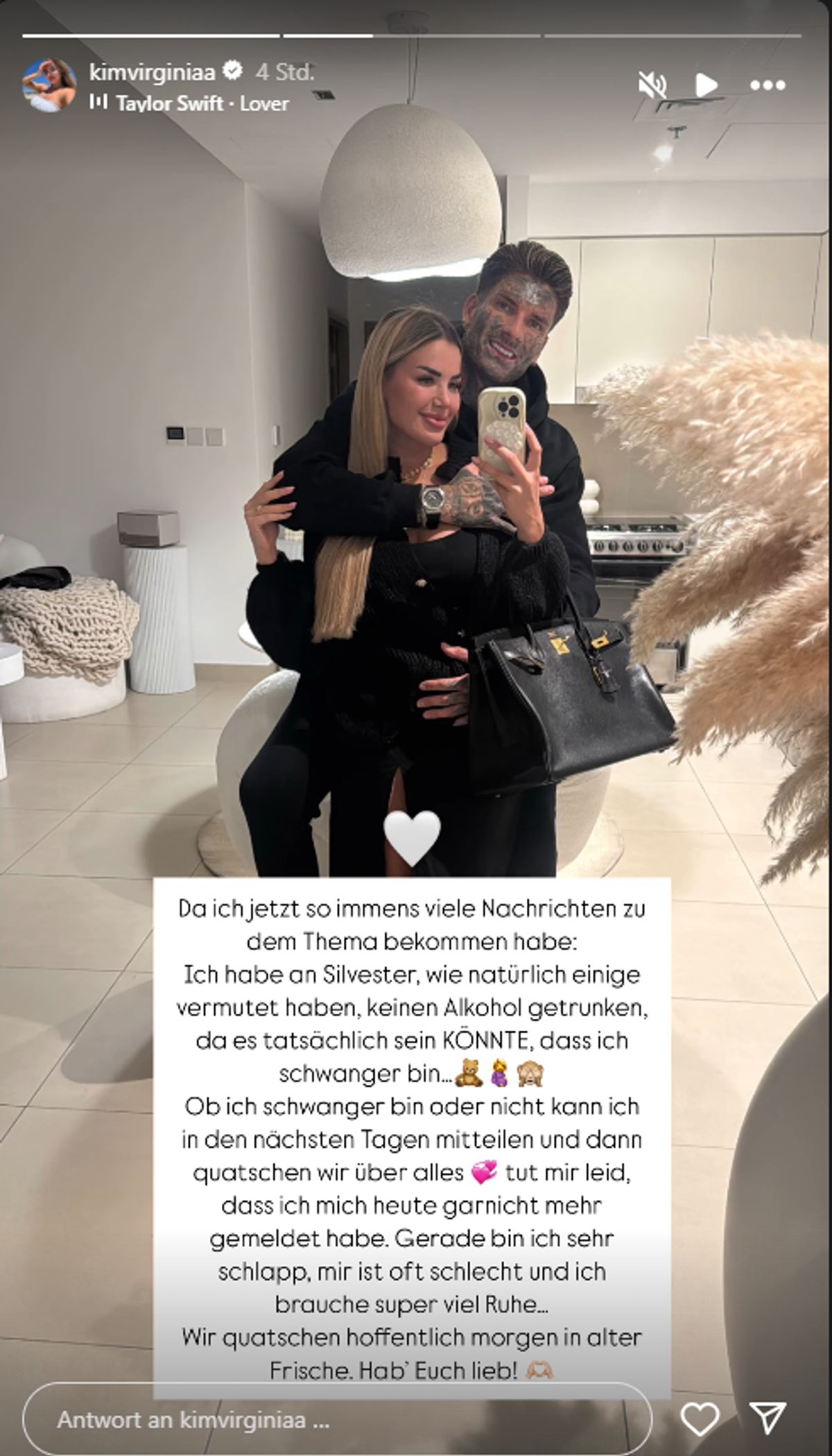 Bild zeigt zwei lachende Personen vor einem Spiegel
