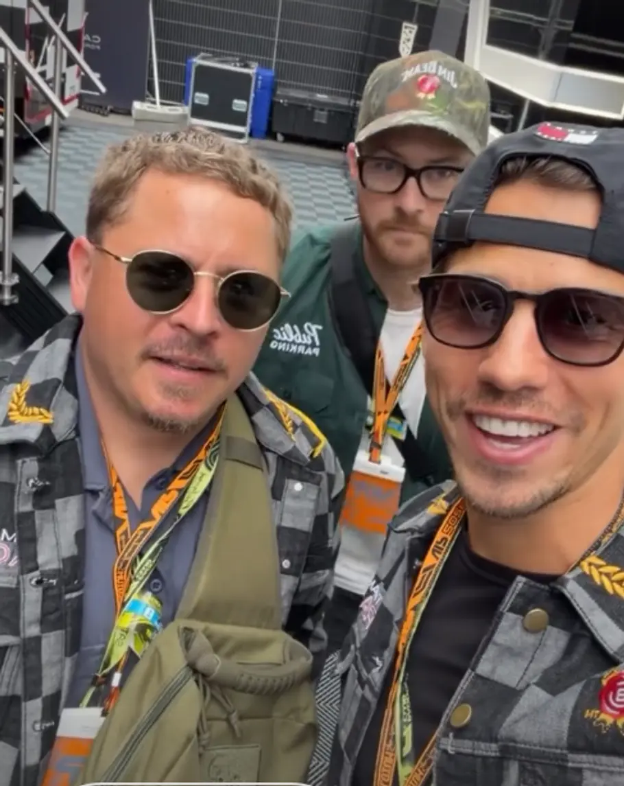 Joel Mattli und Gutsav Schäfer mit Mark Forster Joel Mattli und Gutsav Schäfer mit Mark Forster beim Formel 1-Rennen in Spa