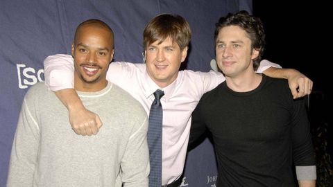 Scrubs Darsteller und Schöpfer Bill Lawrence lächeln in die kamera - Foto: IMAGO / Avalon.red