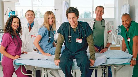 v.l. Carla Espinosa, Dr. Bob Kelso, Elliot Reid, J.D., Dr. Perry Cox, Chris Turk - Foto: © SRF/ABC Studios
