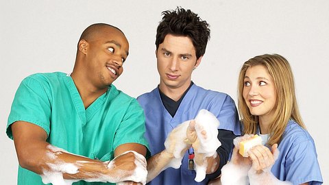Scrubs - Die Anfänger Cast Poster. Man sieht Donald Faison, Zach Braff und Sarah Chalke, die sich die Arme einseifen. - Foto: Media Press