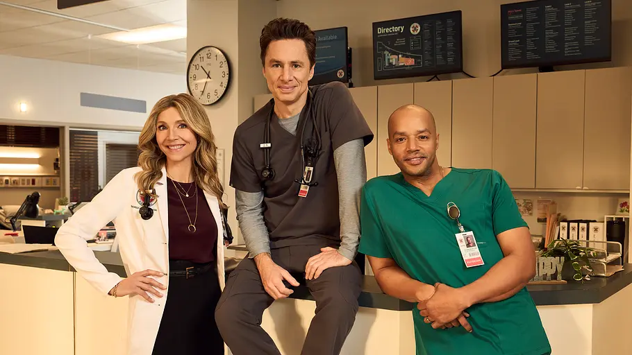 Scrubs Elliot, J.D. und Turk stehen vor, sitzen auf und lehnen am Empfang eines Krankenhauses.
