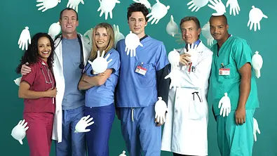 Man sieht den kompletten Cast von „Scrubs“ auf einem Cast-Poster. - Foto: IMAGO / Cinema Publishers Collection Man sieht den kompletten Cast von „Scrubs“ auf einem Cast-Poster. - Foto: IMAGO / Cinema Publishers Collection