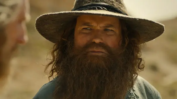 Tom Bombadil aus Die Ringe der Macht sieht den Fremden an - Foto: Amazon MGM Studios