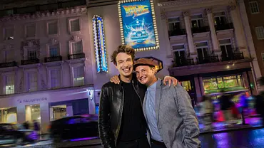 Raphael Groß und Jan Kersjes vor dem Adelphi Theatre in London. - Foto: Morris Mac Matzen / Stage Entertainment
