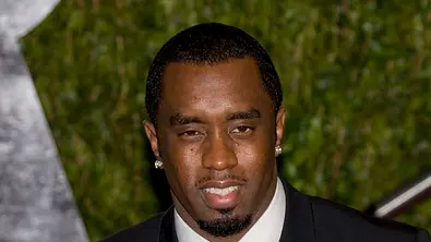 Sean Diddy Combs schaut während einer Vanity Fair Oscars-Party mit zusammengekniffenen Augen in die Kamera. - Foto: IMAGO / ZUMA Press Wire