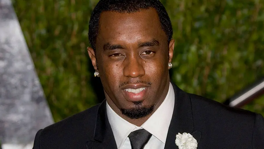 Sean „Diddy“ Combs. Sean Diddy Combs schaut während einer Vanity Fair Oscars-Party mit zusammengekniffenen Augen in die Kamera.