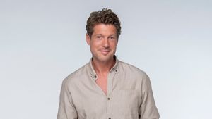 Sebastian Deyle lächelt in die Kamera - Foto: ARD/Thorsten Jander