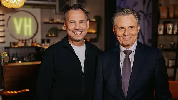 Sebastian Fitzek und Wolfgang Bahro nebeneinander im Vereinsheim. - Foto: RTL / Anna Riedel Sebastian Fitzek und Wolfgang Bahro nebeneinander im Vereinsheim. - Foto: RTL / Anna Riedel