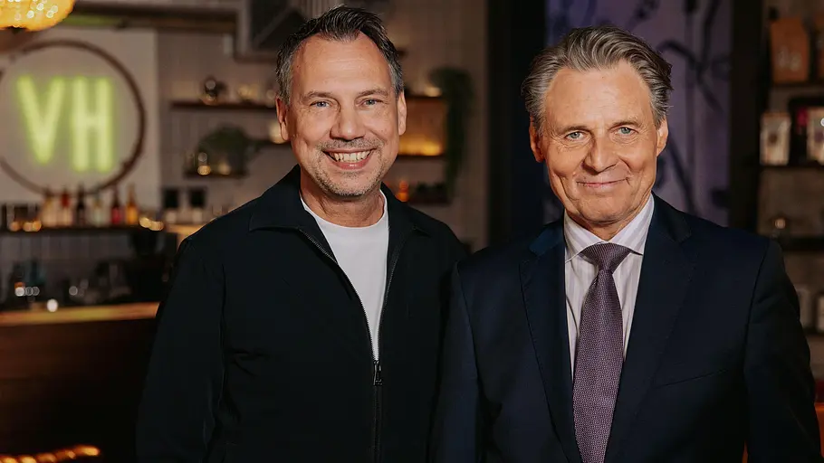 Sebastian Fitzek und Wolfgang Bahro nebeneinander im Vereinsheim.