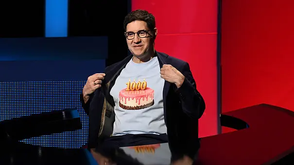 Jäger Sebastian Jacoby feiert die 1000ste Sendung Gefragt-Gejagt mit einem besonderen T-Shirt. - Foto: © ARD/Uwe Ernst Jäger Sebastian Jacoby feiert die 1000ste Sendung Gefragt-Gejagt mit einem besonderen T-Shirt. - Foto: © ARD/Uwe Ernst