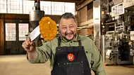 Sebastian Lege hält ein paniertes Schnitzel hoch, das er auf ein Messer gespießt hat. - Foto: © ZDF/Lars_Doering Sebastian Lege hält ein paniertes Schnitzel hoch, das er auf ein Messer gespießt hat. - Foto: © ZDF/Lars_Doering