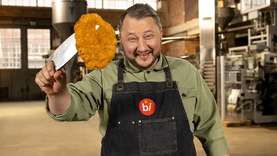 Sebastian Lege lockte ein jüngeres Publikum ins ZDF. Sebastian Lege hält ein paniertes Schnitzel hoch, das er auf ein Messer gespießt hat.