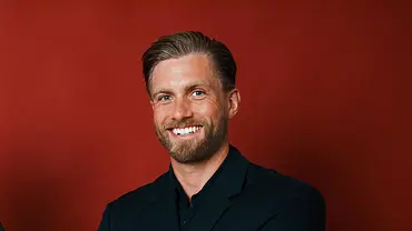 Sebastian Paul lächelt in die Kamera. - Foto: RTL / Lena-Luise Grellert Sebastian Paul lächelt in die Kamera. - Foto: RTL / Lena-Luise Grellert