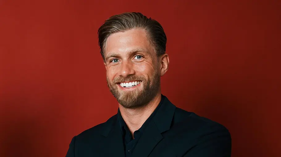 Sebastian Paul erregte bewusst Aufmerksamkeit – allerdings nicht so, wie er es sich vorgestellt hat. Sebastian Paul lächelt in die Kamera.