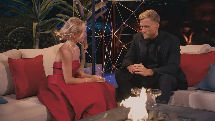 Sebastian Paul und Lia Sebastian Paul und Lia bei einem ernsten Gespräch in Die Bachelors, Folge 7.