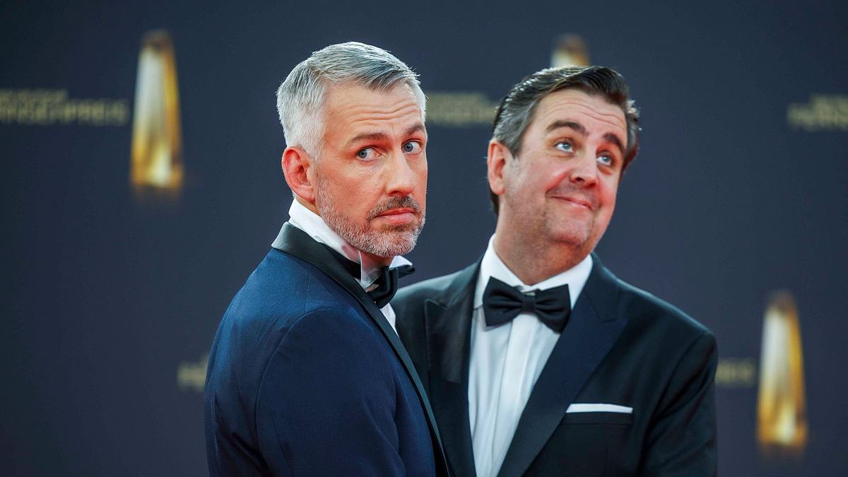 Sebastian Pufpaff und Bastian Pastewka zu Gast auf dem roten Teppich bei der Verleihung des Deutschen Fernsehpreises 2025.