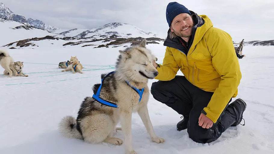 Sebastian Ströbel begibt sich auf eine besondere Reise. Sebastian Ströbel mit Schlittenhunden.