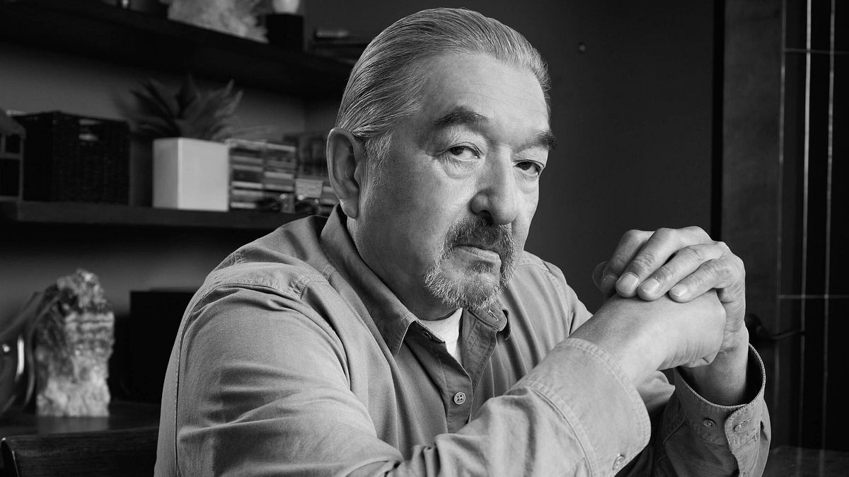 Selbst wenn man seinen Namen nicht kannte, war Graham Greene doch allgegenwärtig. Graham Greene in der Serie Defiance.