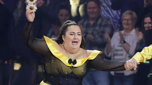 SelfieSandra, hier mit leidendem Blick bei Lets Dance, hat erneut einen Abbruch angedeutet - Foto: IMAGO / Future Image
