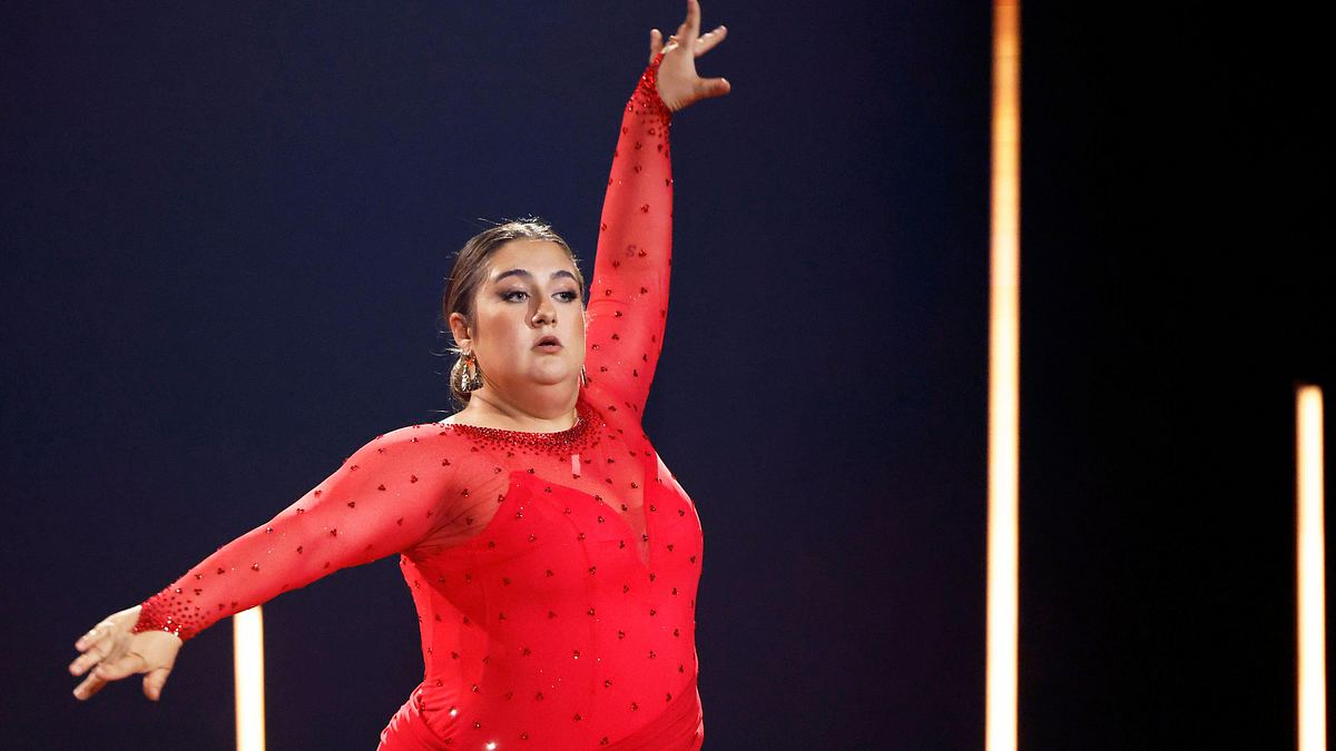 Selfiesandra Selfiesandra in einem roten Kleid bei Let's Dance