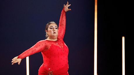 Selfiesandra in einem roten Kleid bei Lets Dance - Foto: IMAGO / Panama Pictures