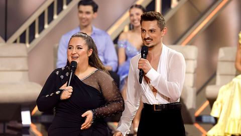 SelfieSandra und Zsolt Sándor Cseke strahlen mit Mikro in der Hand. - Foto: IMAGO / Future Image