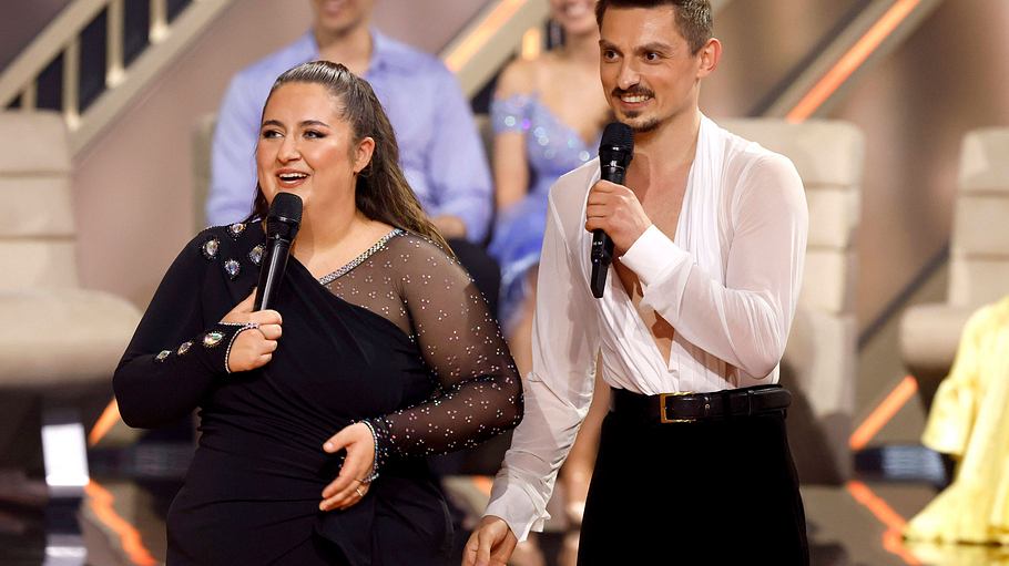 SelfieSandra und Zsolt Sándor Cseke strahlen mit Mikro in der Hand.